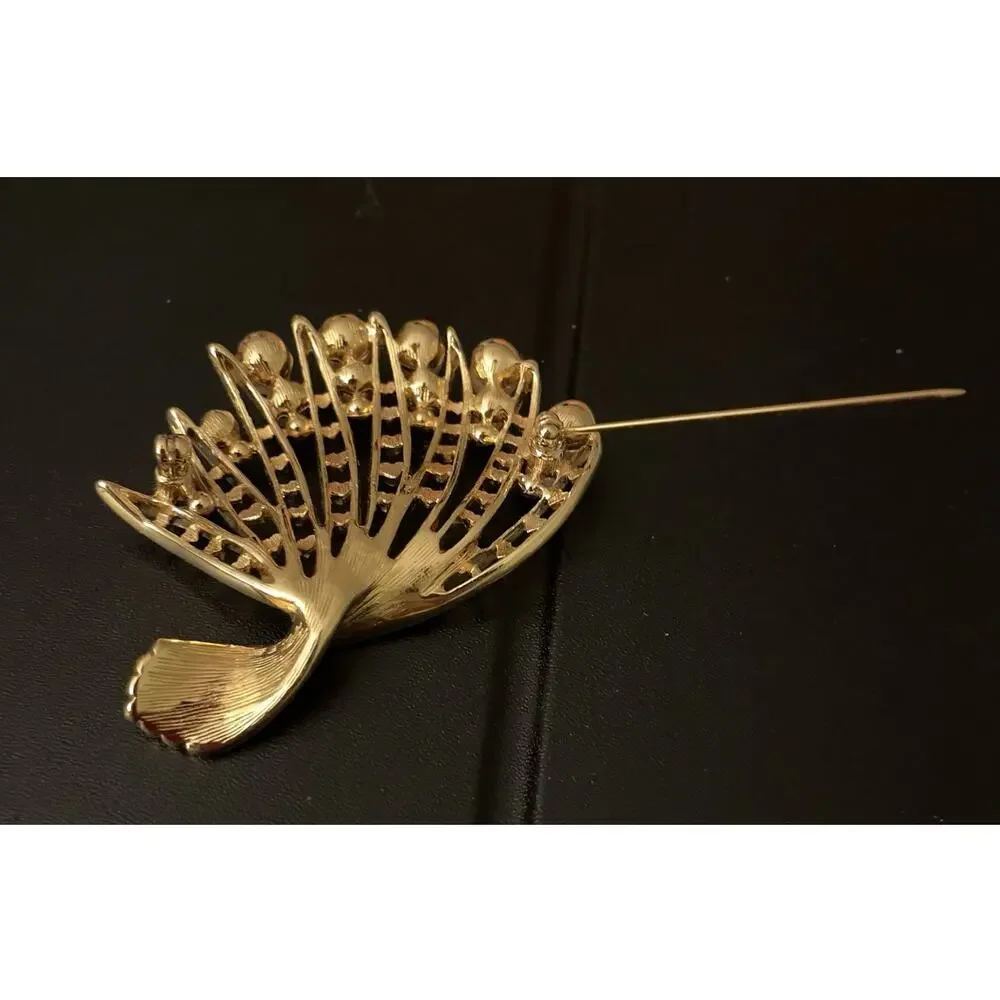 Vintage Unbranded Pin Brooch Gold tone Pearl Fan Classic 2.25